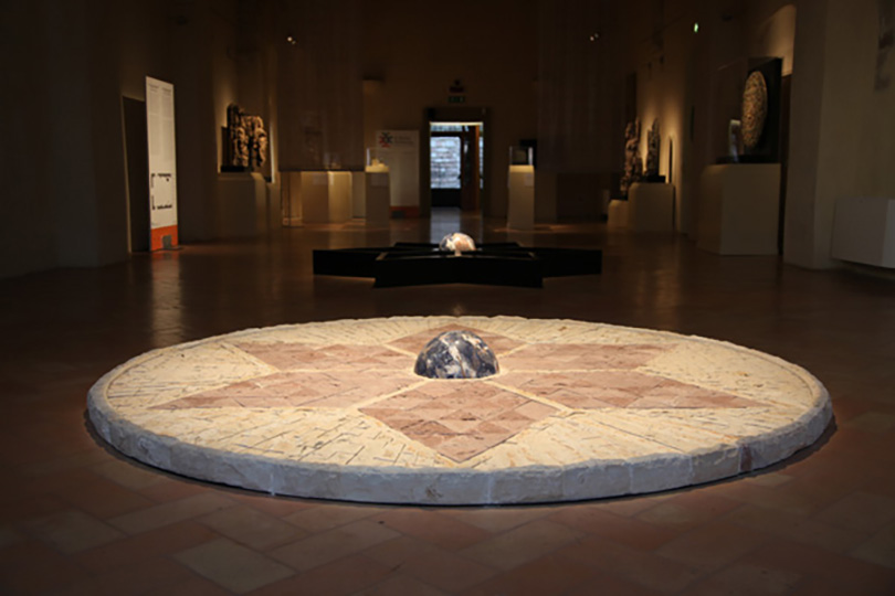 Denise Milan - obra Mandala de Pedras, exposição Amor e Perdão, Palazzo del Monte Frumentário, Assis, ITA, 2012
